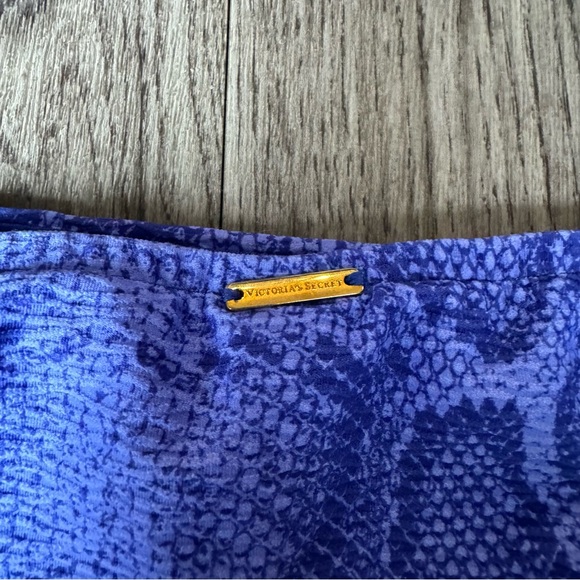 NEW Victoria’s Secret Blue Snakeskin Bikini (Size: L) - missing clasp - Picture 4 of 6